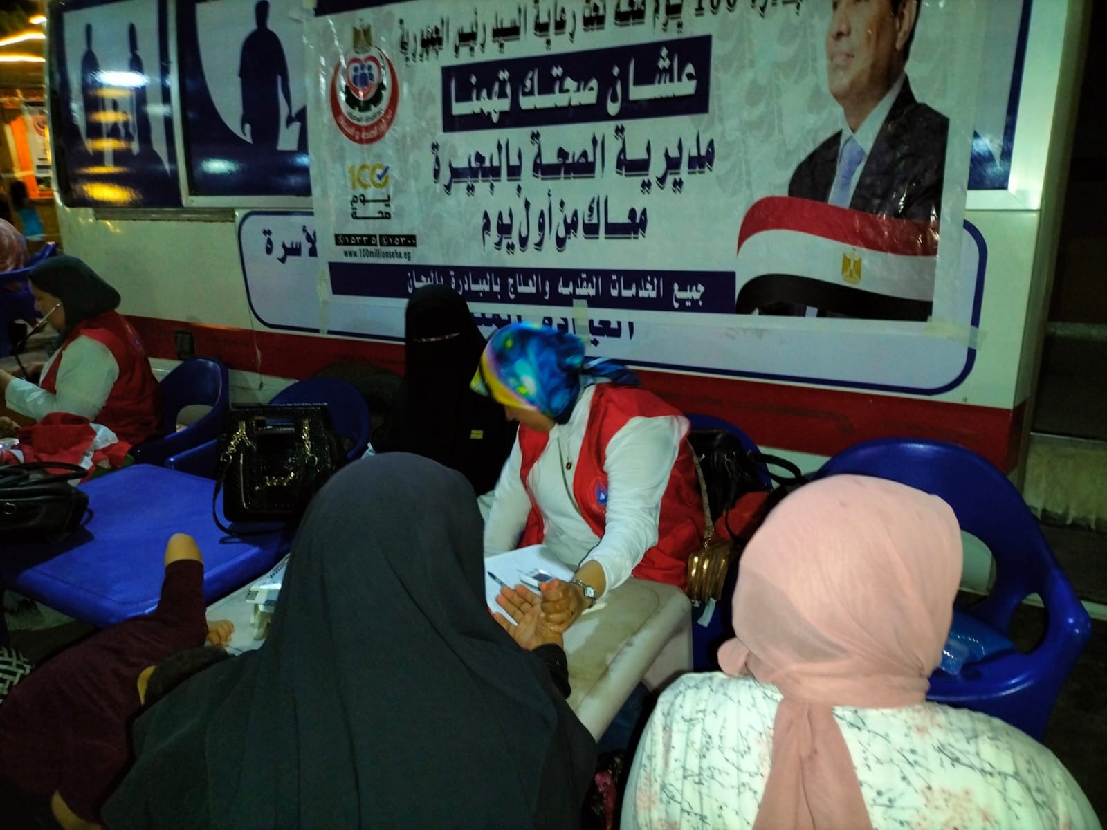 أثناء تقديم الفريق الطبي خدمات حملة 100_يوم_صحة للمواطنين بمحافظة البحيرة…
