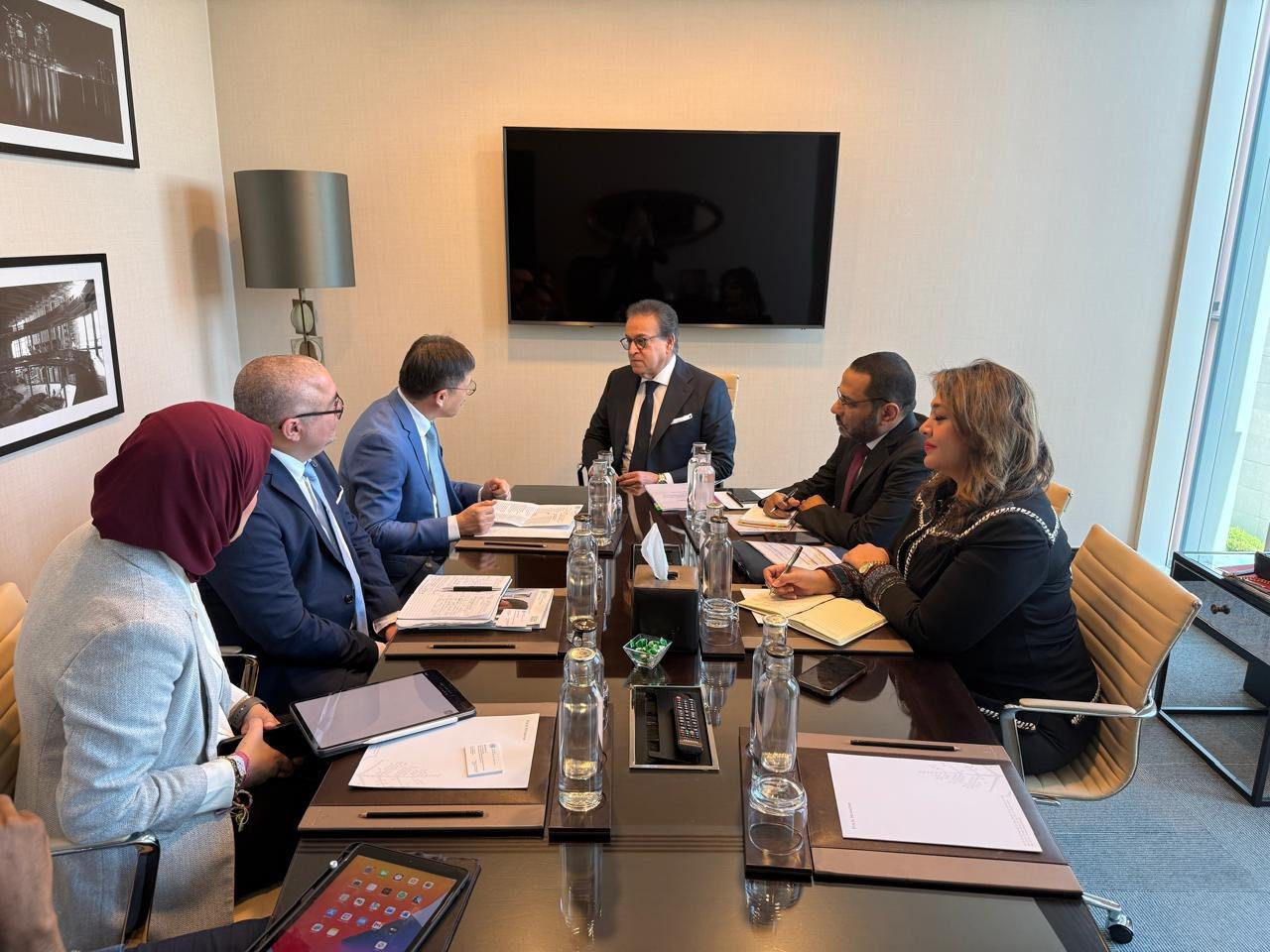 على هامش فعاليات أسبوع أبوظبي العالمي للصحة 2025.. نائب رئيس مجلس الوزراء وزير الصحة يلتقي وفد «UNID...